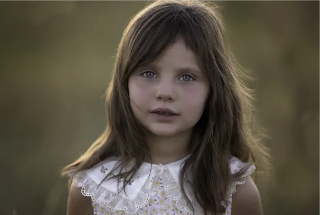 una niña bonita dulce emociones