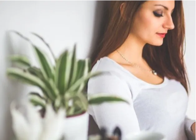 mujer practicando una técnica de relajación 